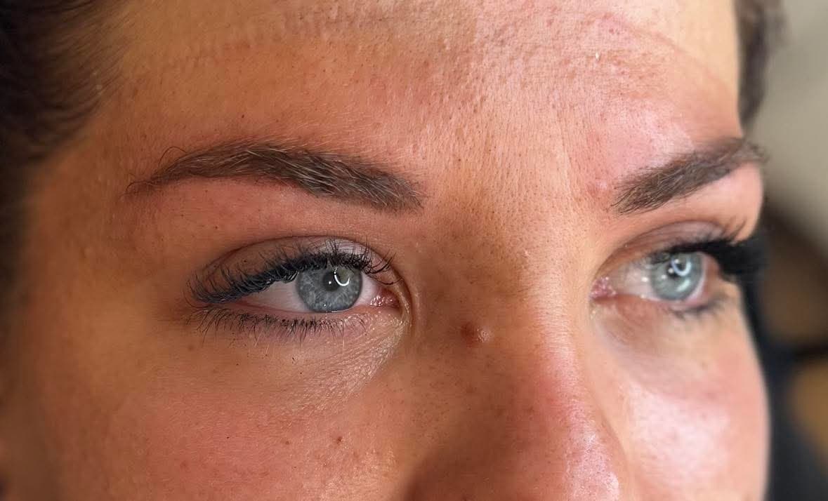 Après microshading : sourcils ombrés naturels et regard clair