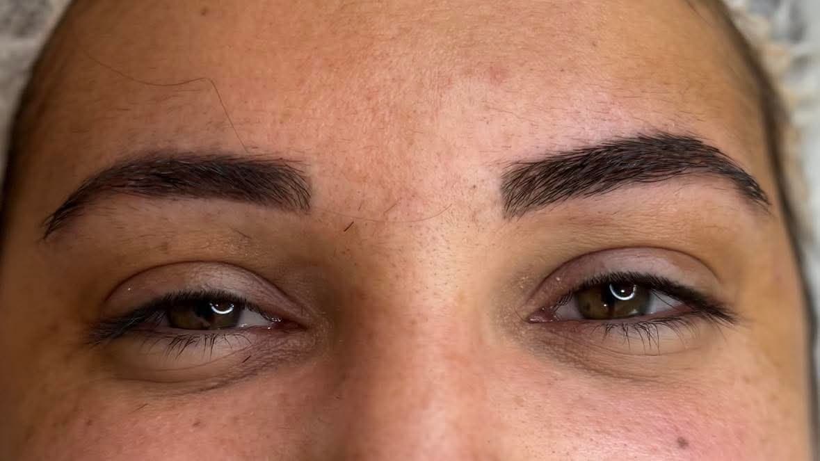 Après combo brows : microblading et microshading pour des sourcils symétriques