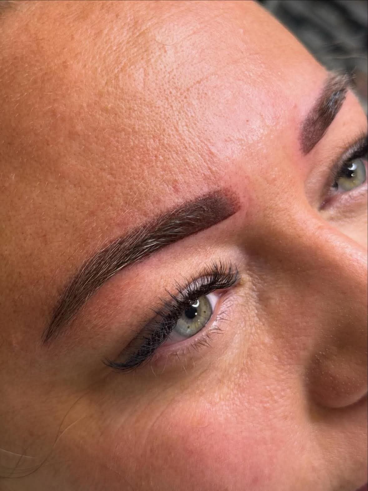 Après microshading ombré : sourcils définis avec dégradé doux