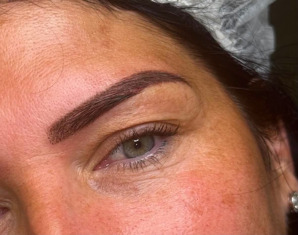 Détail microshading : sourcil redessiné avec effet poudré