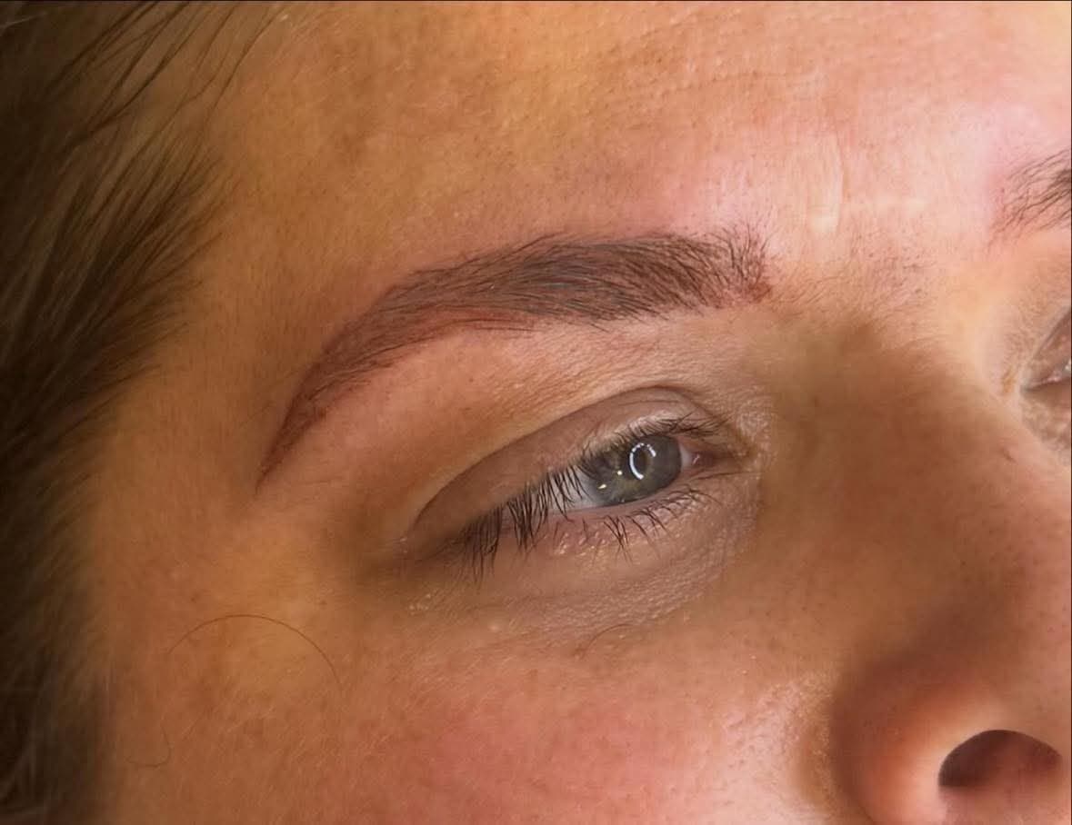 Après microshading : sourcil en arc harmonieux et pigment chaud