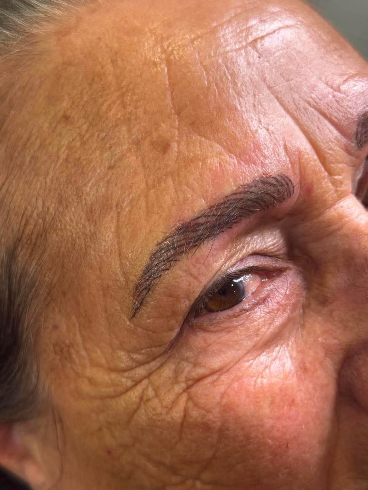 Après combo brows sur peau mature : sourcils redessinés poil à poil