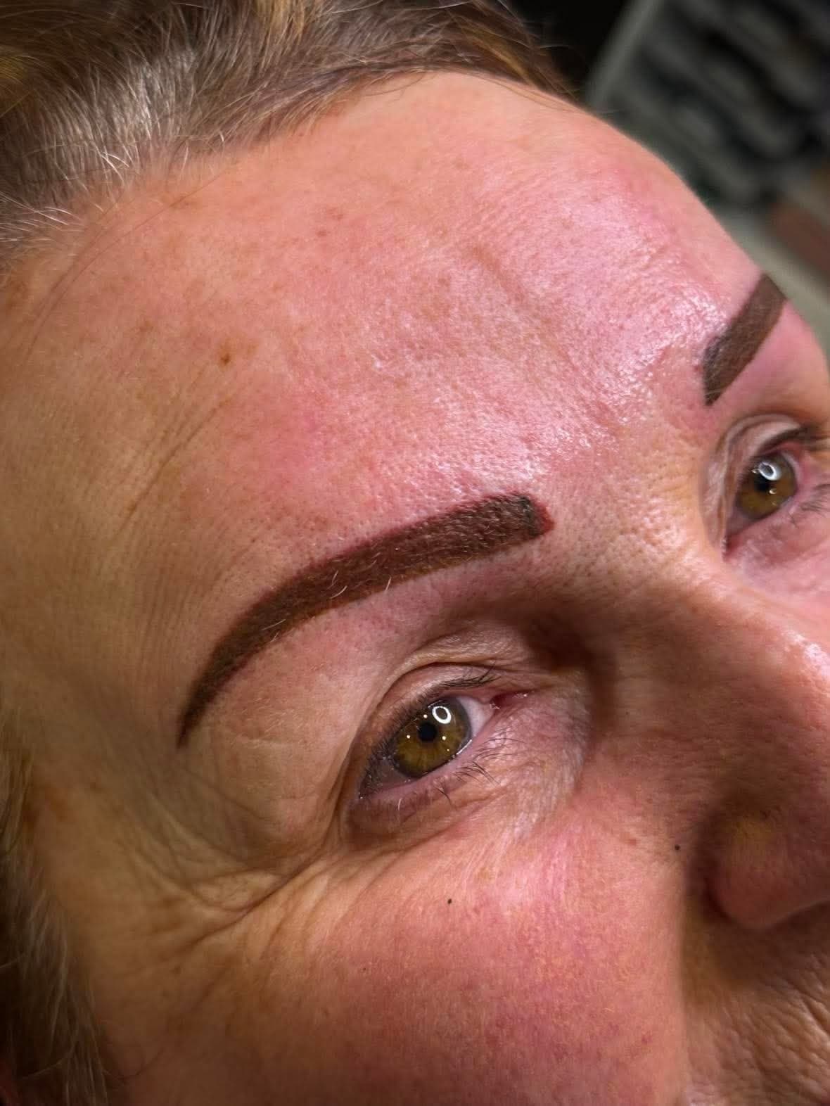 Après microshading sur peau mature : sourcils structurés et intensifiés