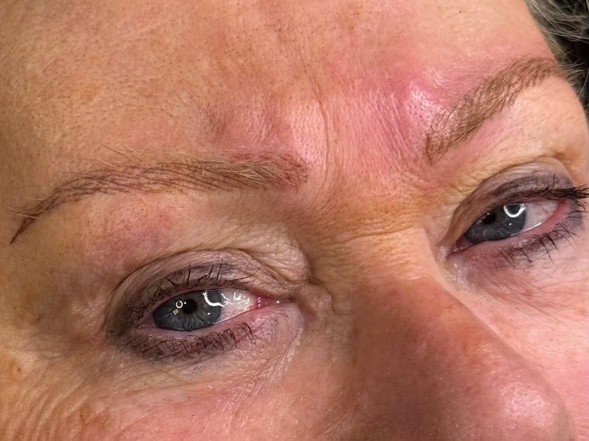 Après microblading : traits fins imitant le poil naturel