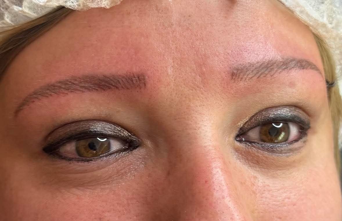 Après microblading : sourcils définis avec traits naturels
