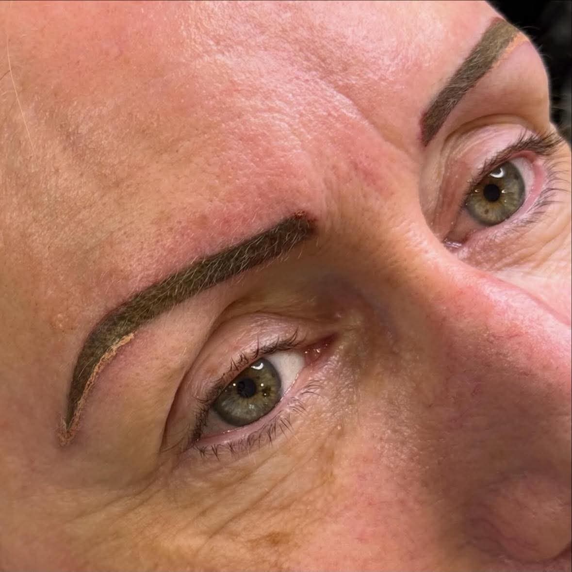 Résultat microshading : sourcils densifiés effet maquillage doux