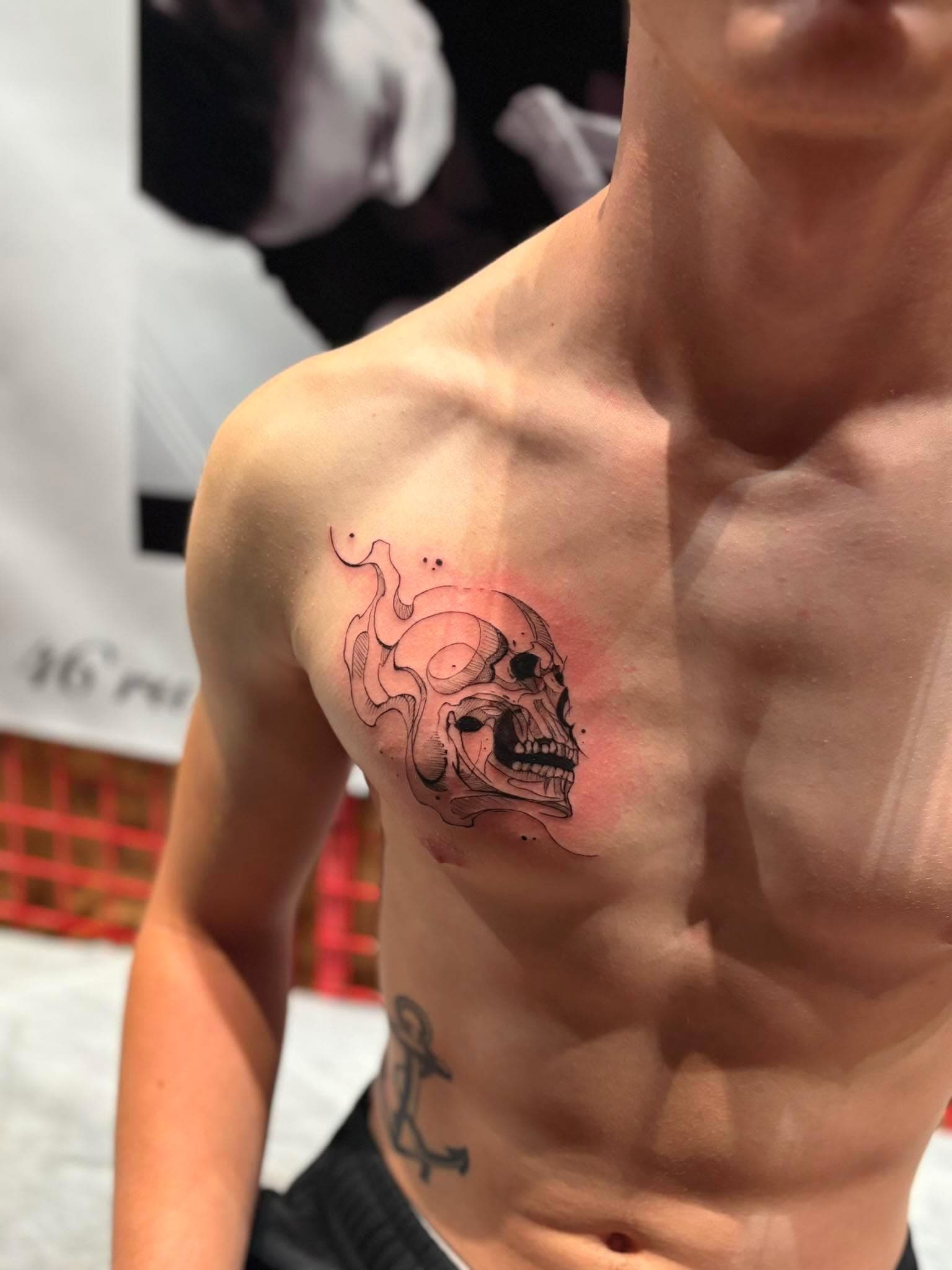 Tatouage fine line : crâne stylisé avec effet de mouvement sur la poitrine