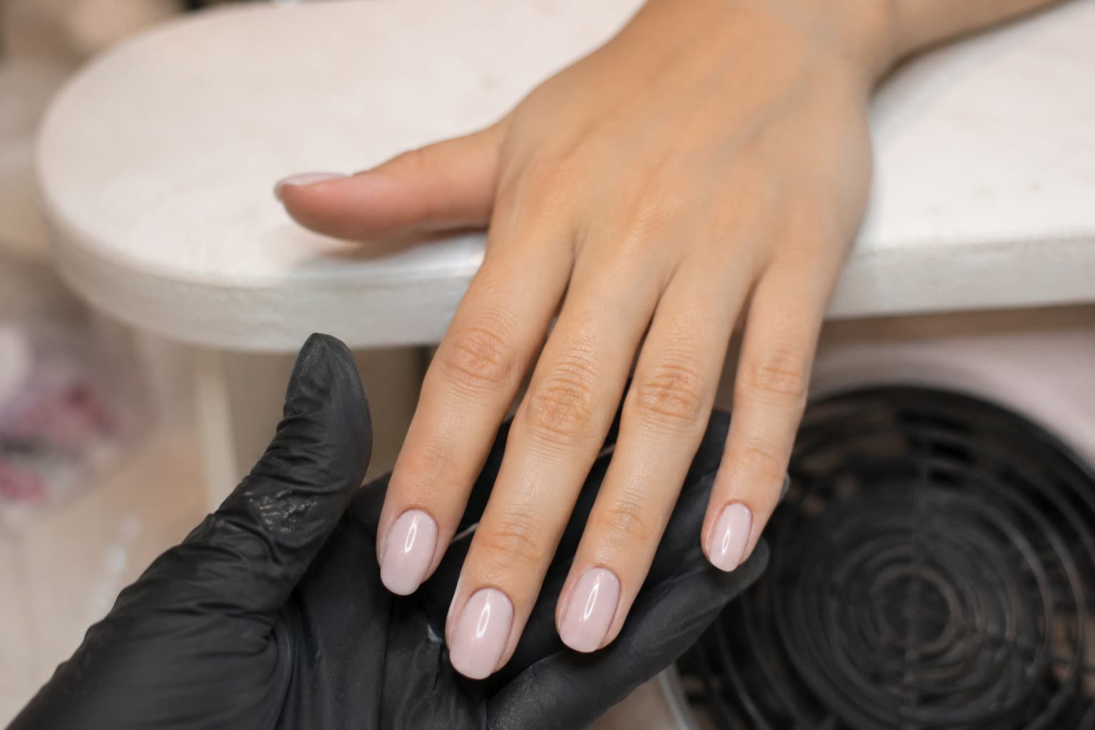 Mains manucurées avec un nail art nude et doré